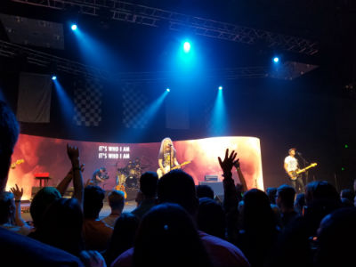 Photo: Zealand leading students in worship at IYC2018.